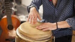 Cara Memainkan Alat Musik Ritmis untuk Pemula