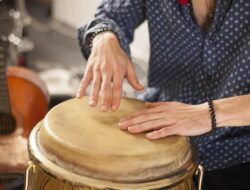 Cara Memainkan Alat Musik Ritmis untuk Pemula